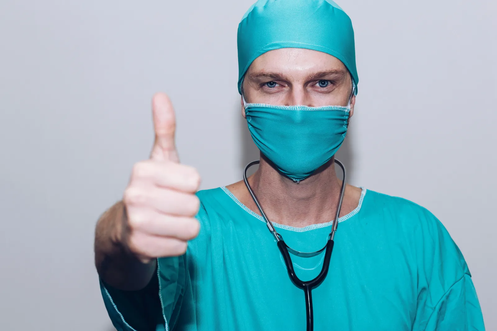 student la medicină dând thumbs up în rotații clinice în facultatea de medicină