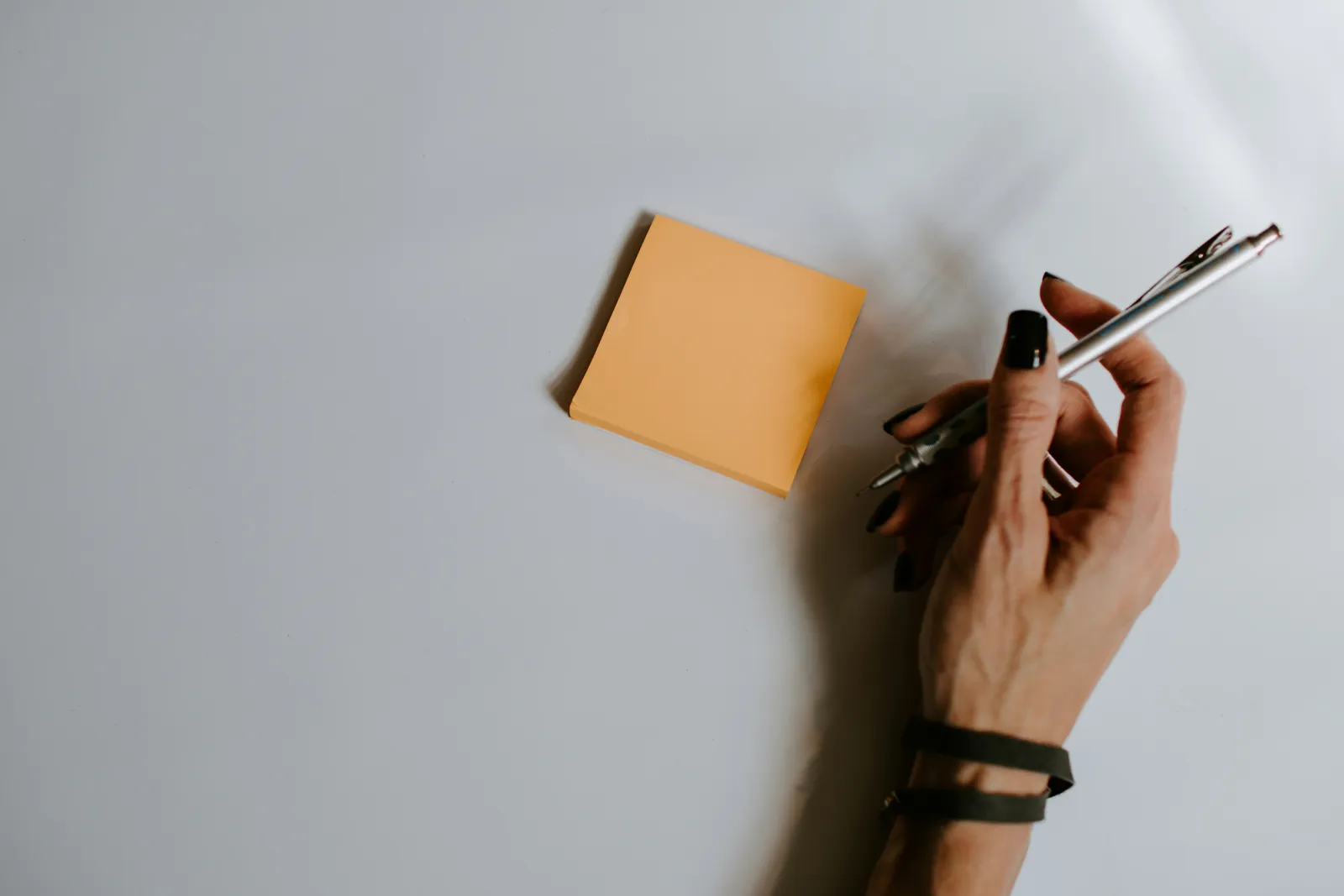 donna con penna e post-it - consigli di studio per anatomia e fisiologia