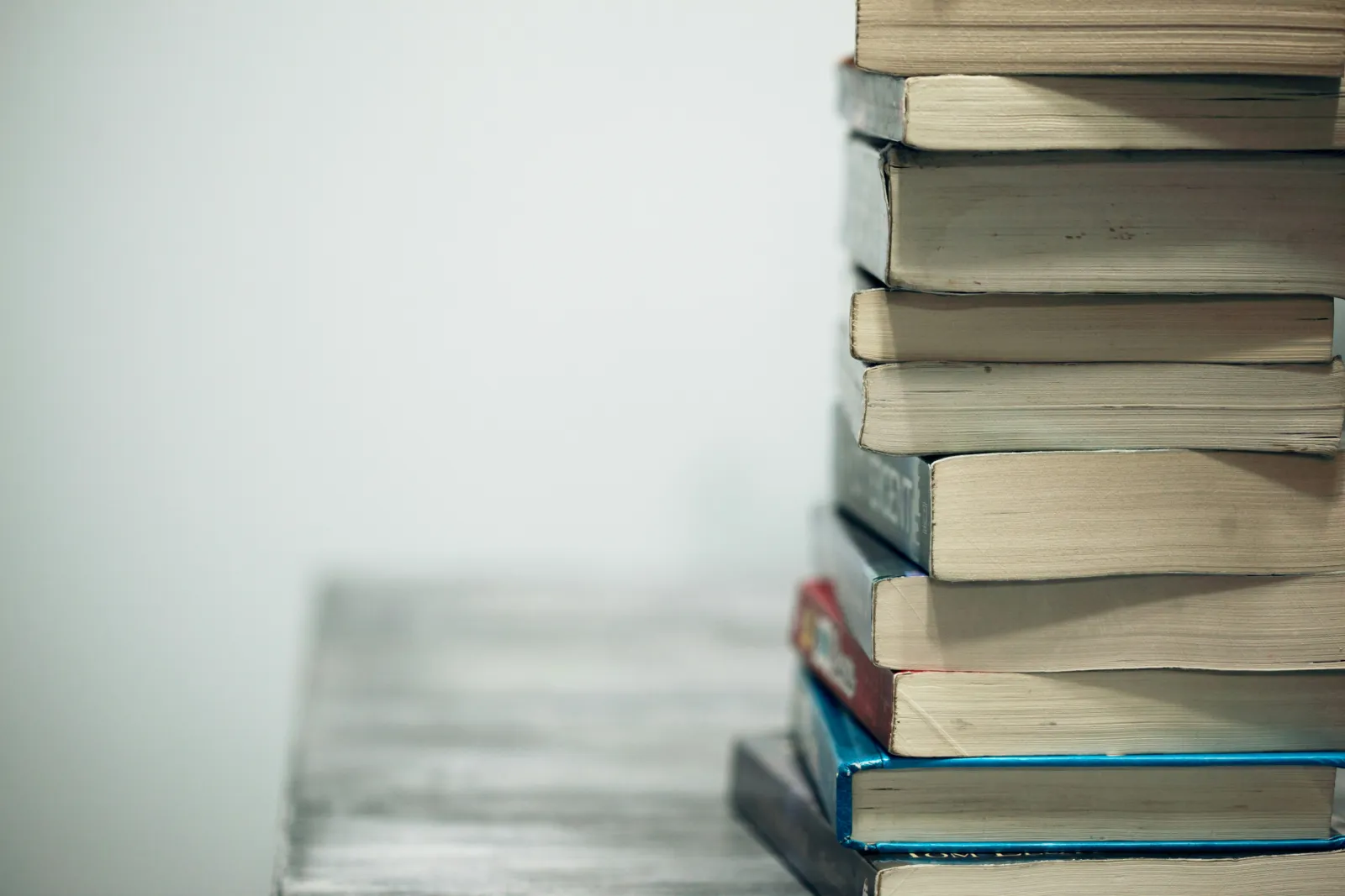 livros empilhados uns sobre os outros - shelf exams