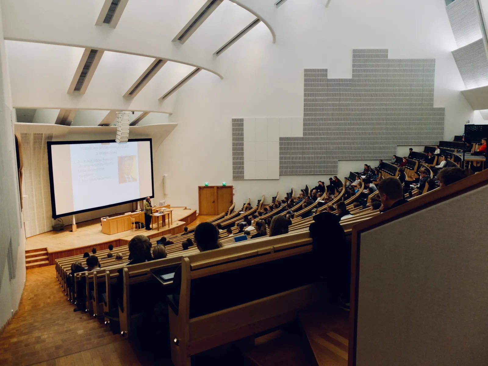 Studenten im Klassenzimmer - wie man im Medizinstudium lernt
