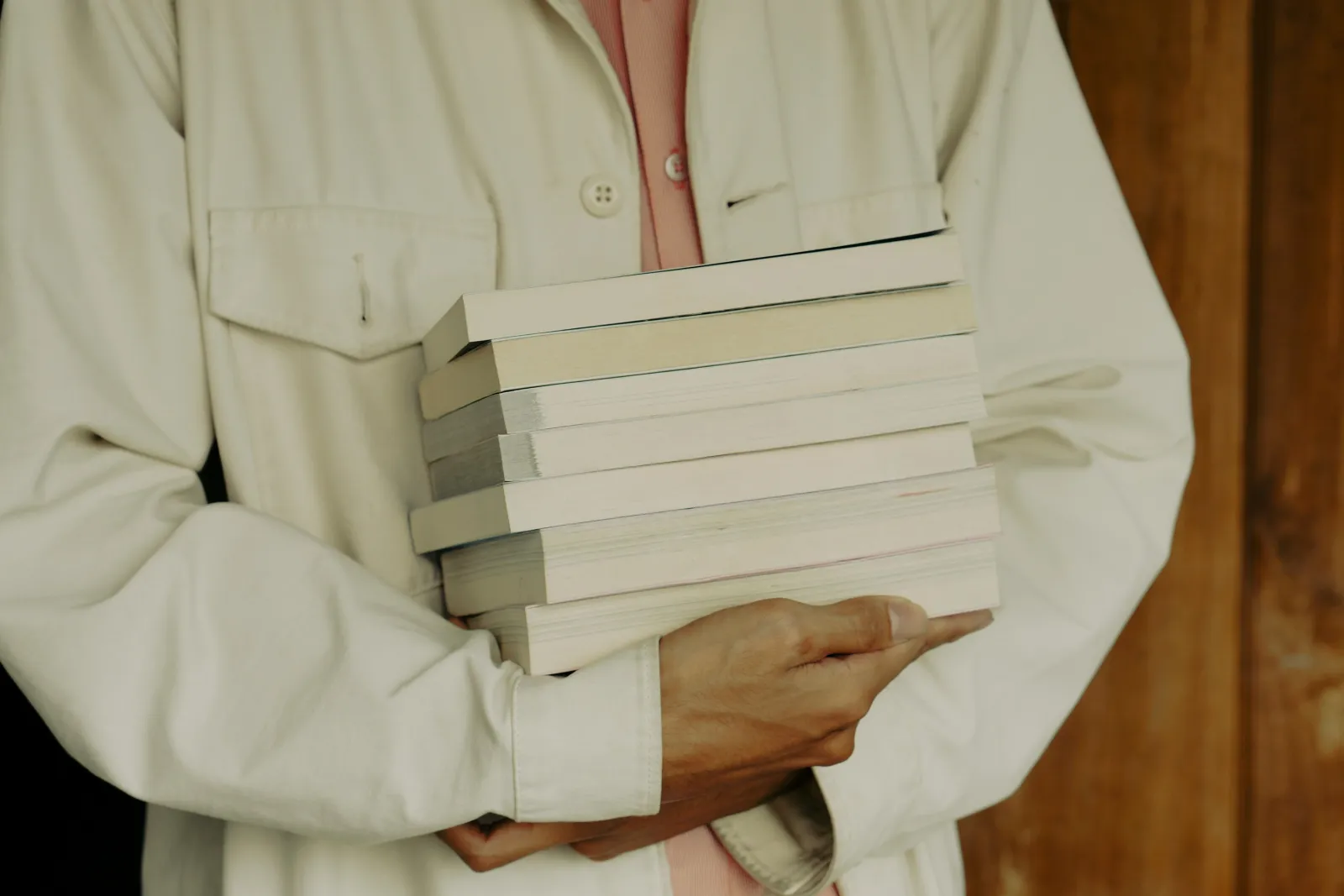 estudante de medicina segurando um monte de livros - qual a dificuldade da faculdade de medicina
