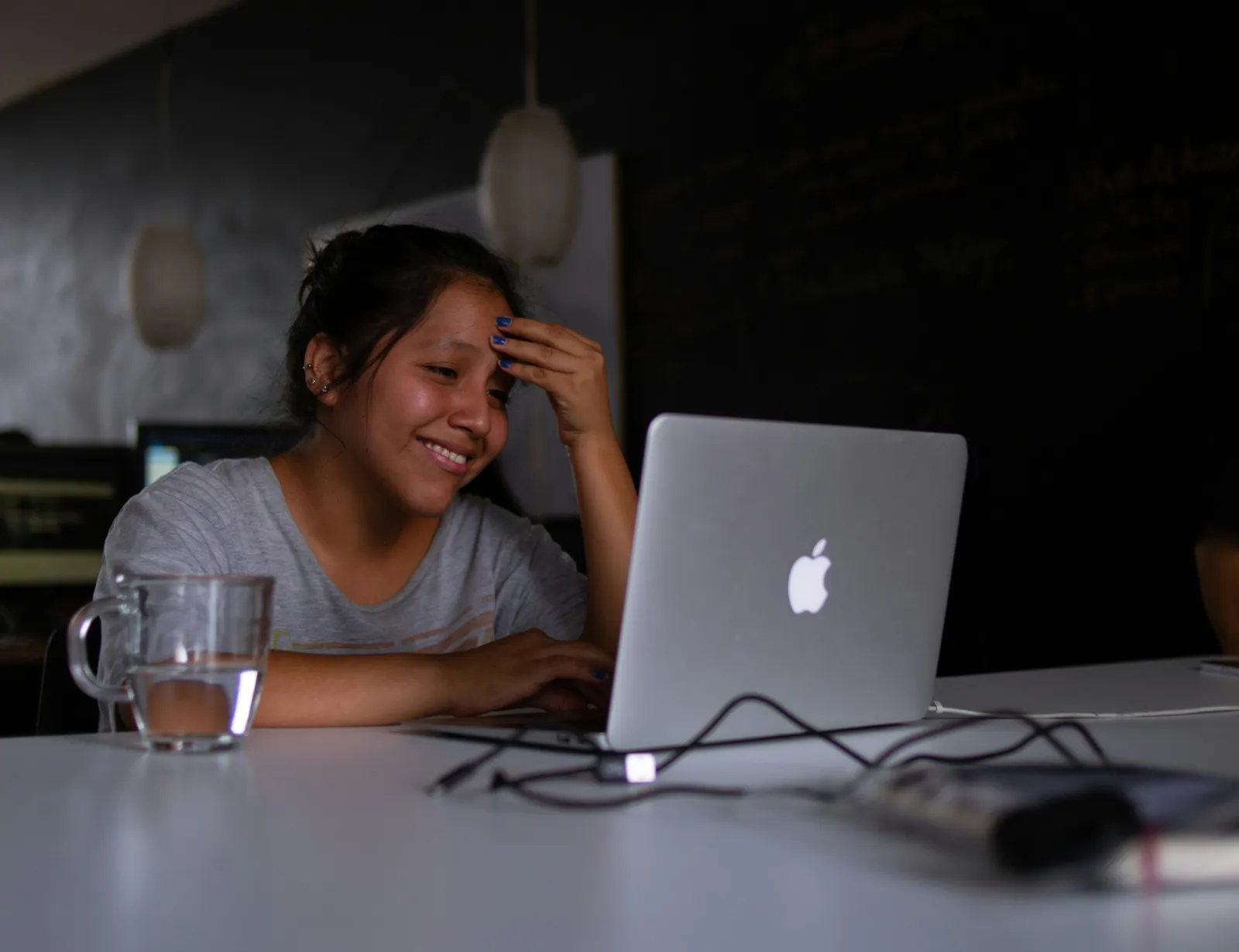 studente che guarda i suoi progressi usando i migliori test pratici mcat