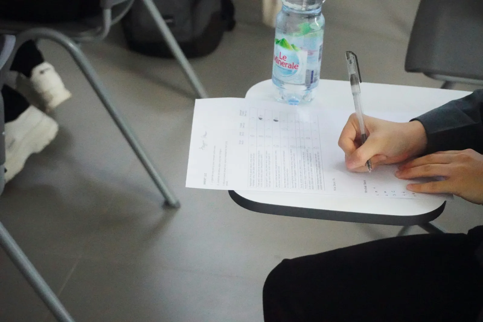 estudante resolvendo exames - qual a dificuldade da faculdade de medicina