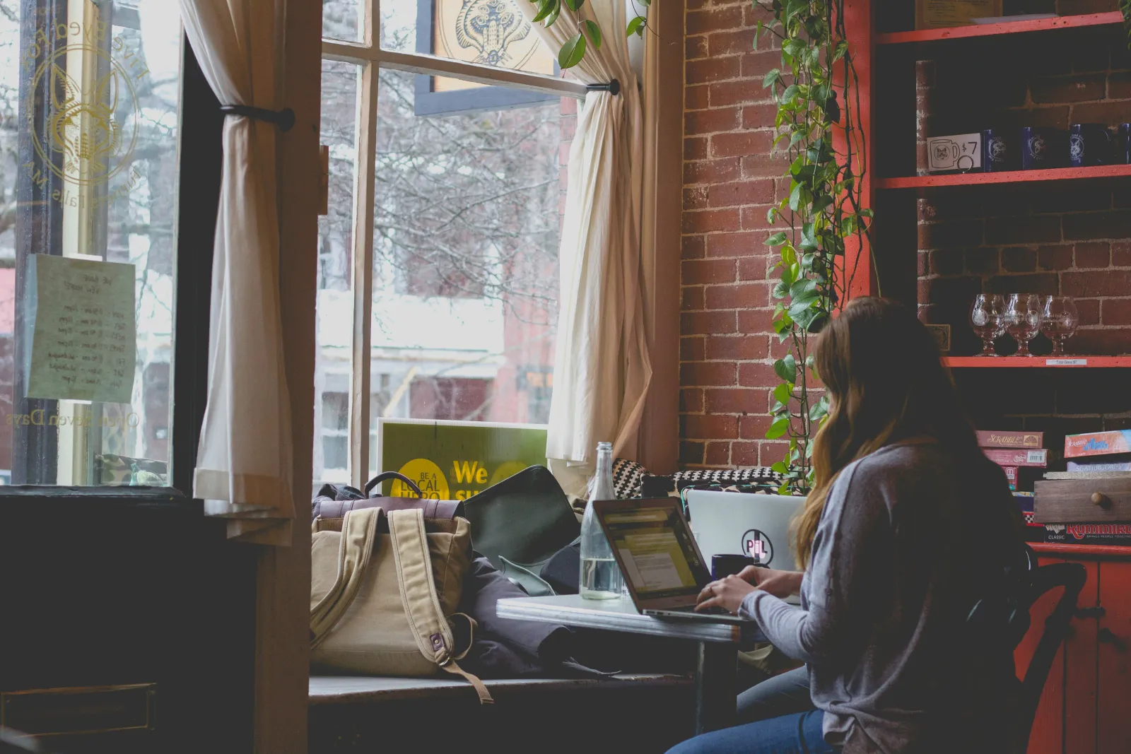 donna che fa uno dei migliori test pratici mcat