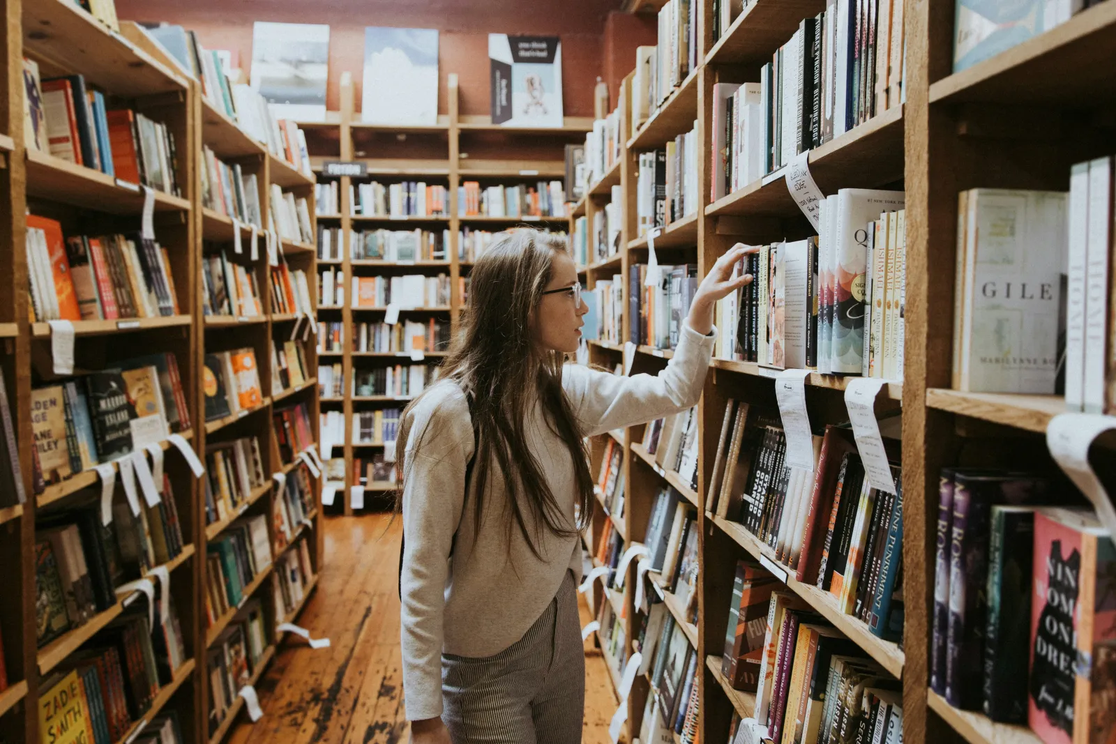 donna in biblioteca che si prepara per i migliori test pratici mcat