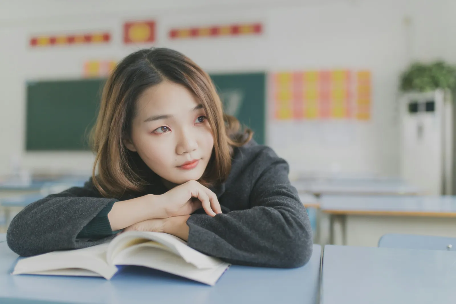 donna in classe con un libro - migliori test pratici mcat