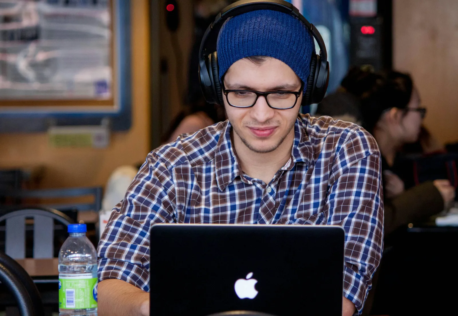 personne cherchant des outils - meilleures ressources pour les examens de stage
