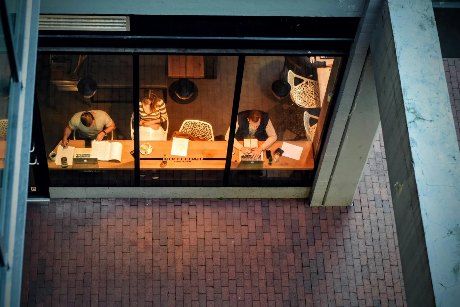 vista dall'alto di uno studente che studia - migliori test pratica mcat