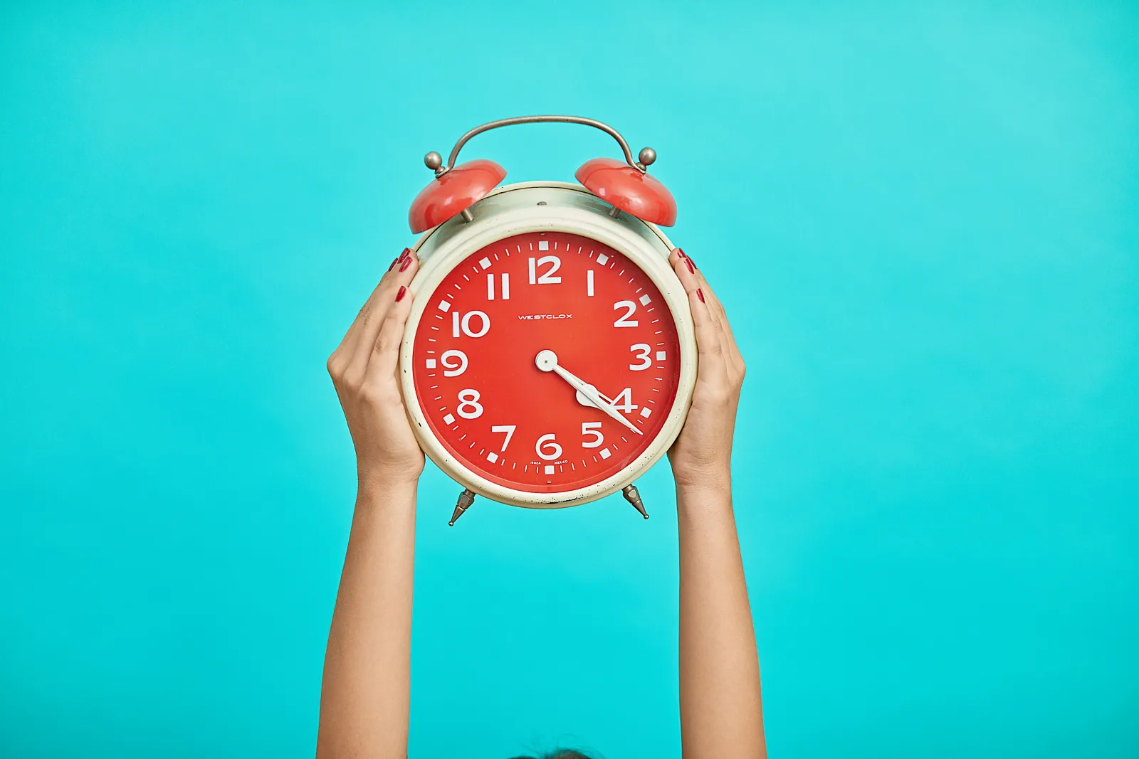 donna che tiene un orologio per la gestione del tempo nei migliori test pratici mcat