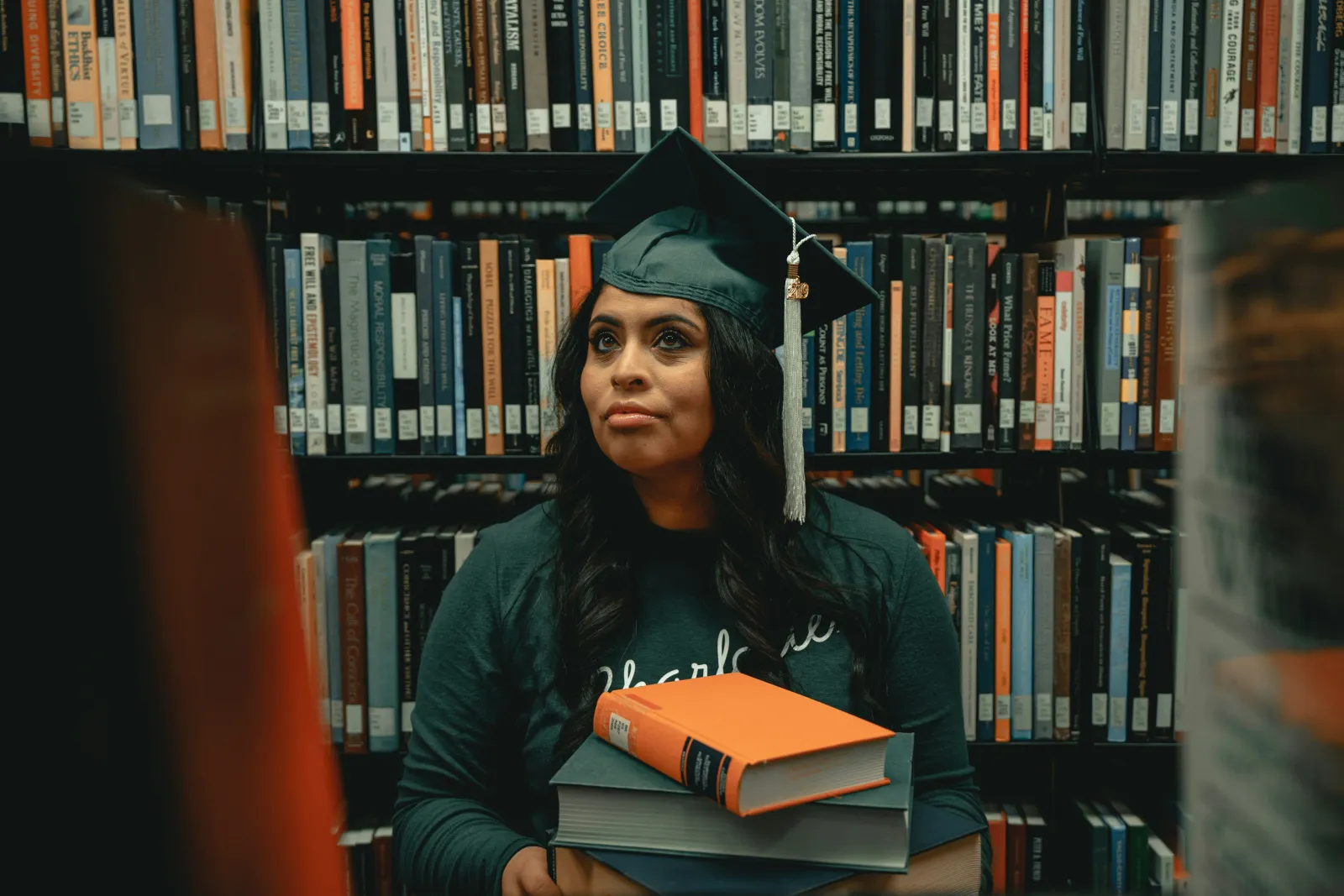 femme prenant des livres dans une bibliothèque - meilleures ressources pour les examens de stage