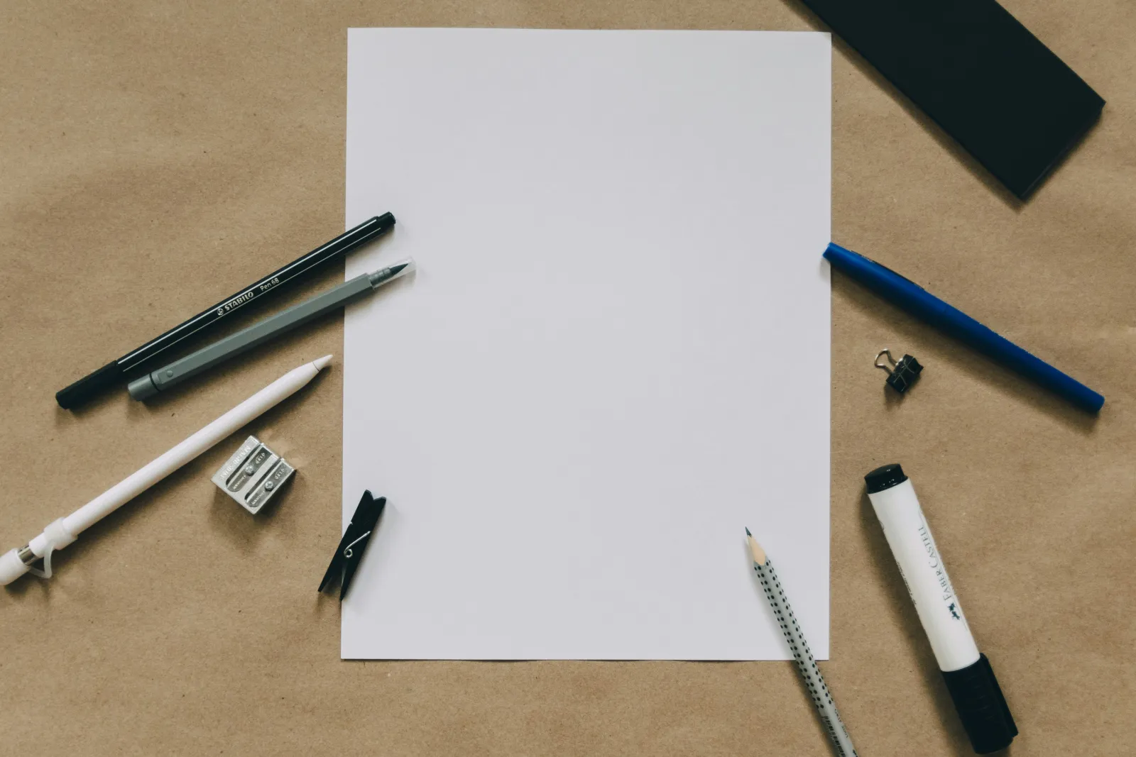 foglio bianco con materiale di scrittura per testare le conoscenze - consigli di studio per anatomia e fisiologia
