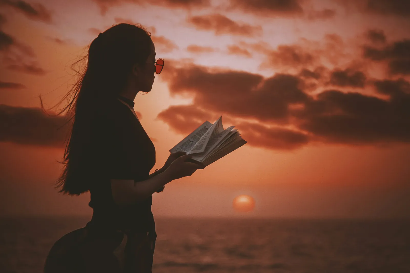 wanita memegang buku di tepi laut - petua belajar sekolah perubatan