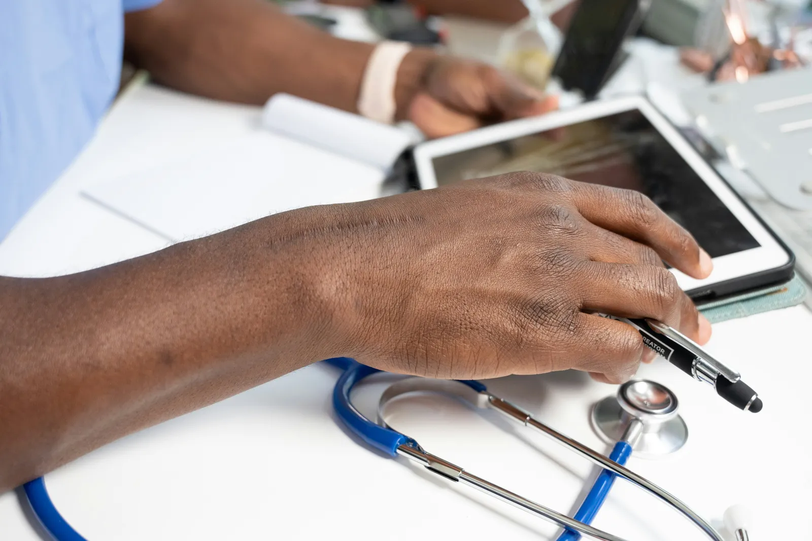 student la medicină cu tabletă și echipament - rotații clinice în facultatea de medicină