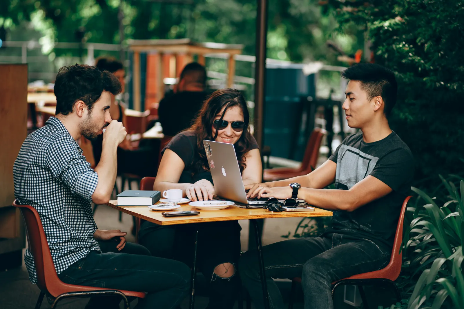 Studenten in einer Lerngruppe - wie man im Medizinstudium lernt