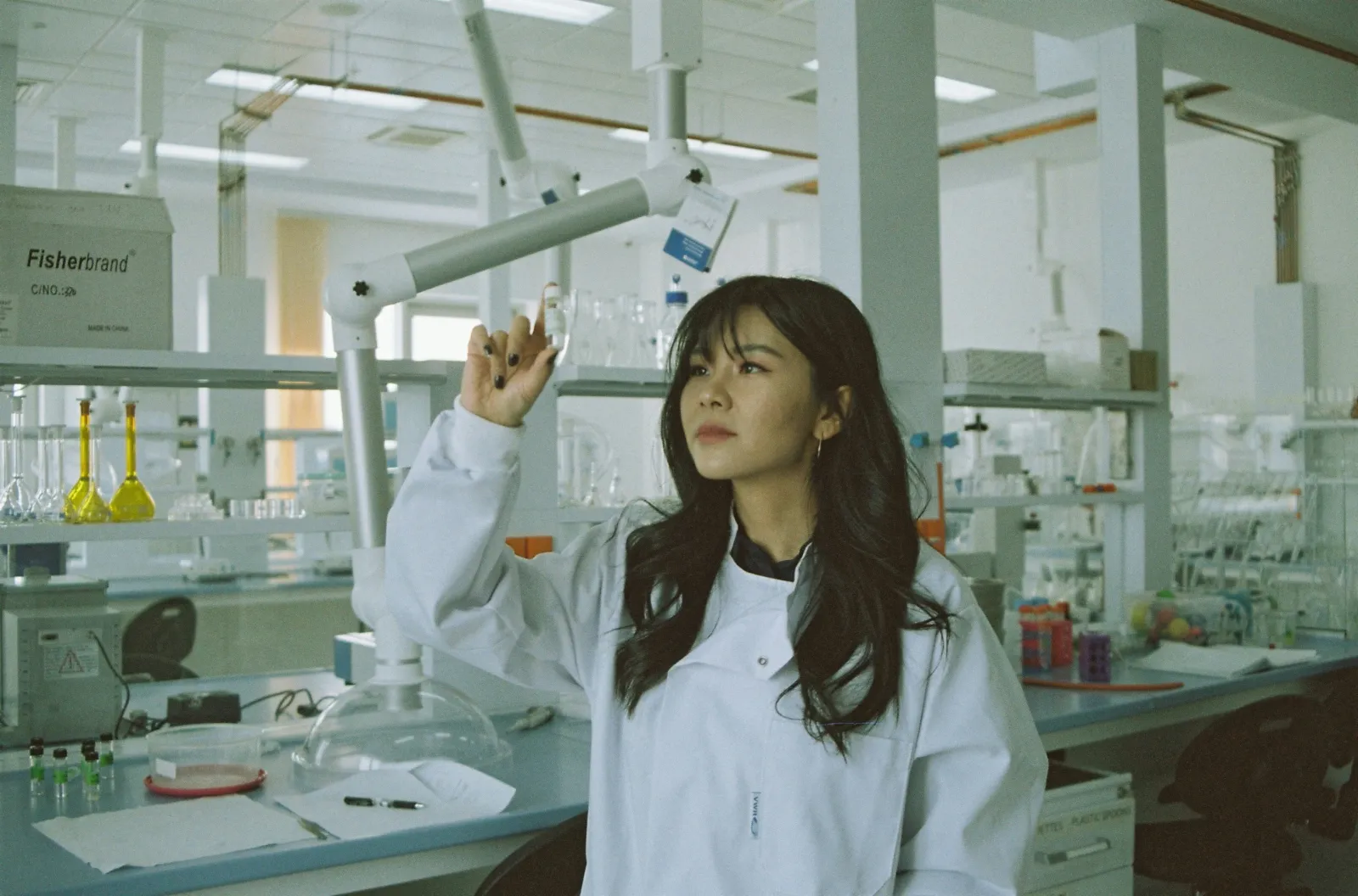 med student in lab - how to study for genetics