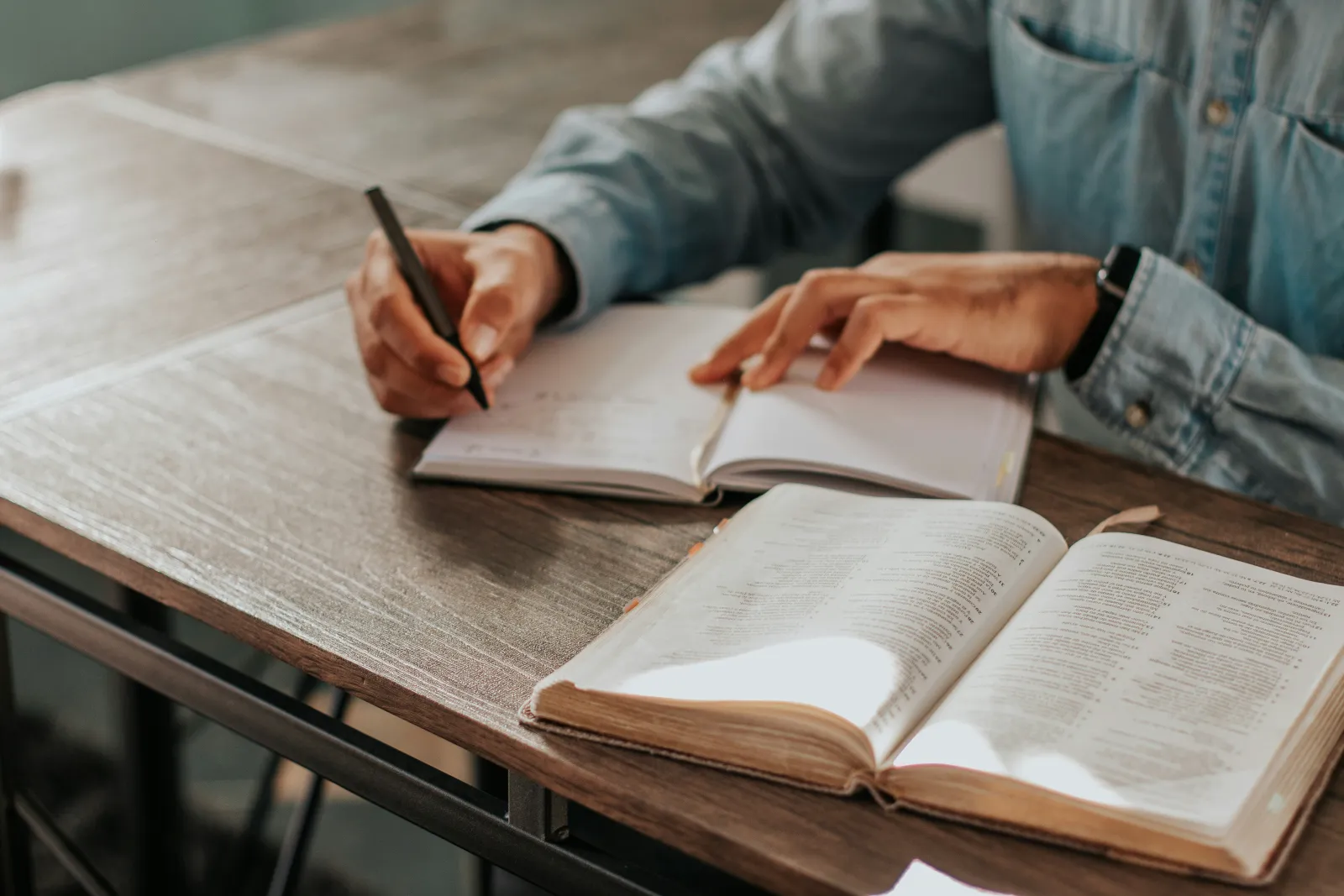 studenți luând notițe - pregătire pentru facultatea de medicină