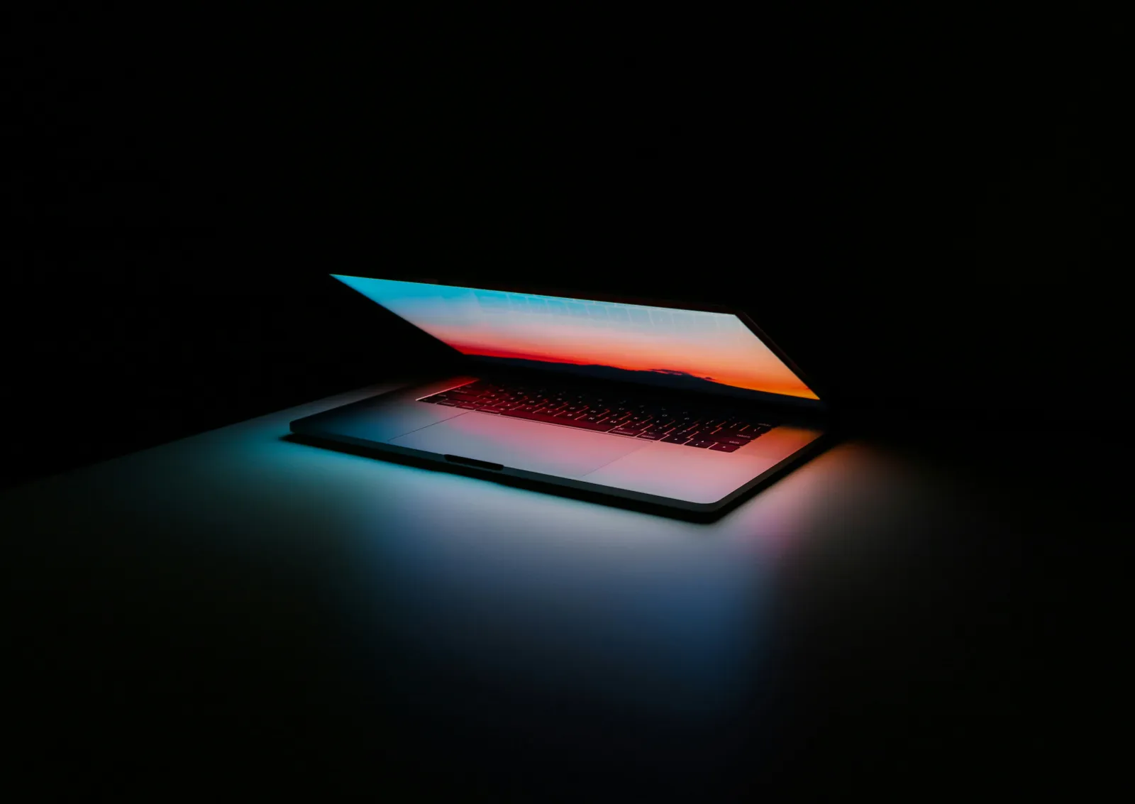 ein halb geschlossener Laptop - Lernwerkzeuge für das Medizinstudium